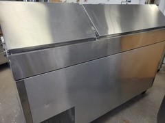 TRUE TPP-67D-2 67″ PIZZA PREP TABLE 2 DRAWERS 1 DOOR 33 – 41°F PAN RAIL TEMPERAT