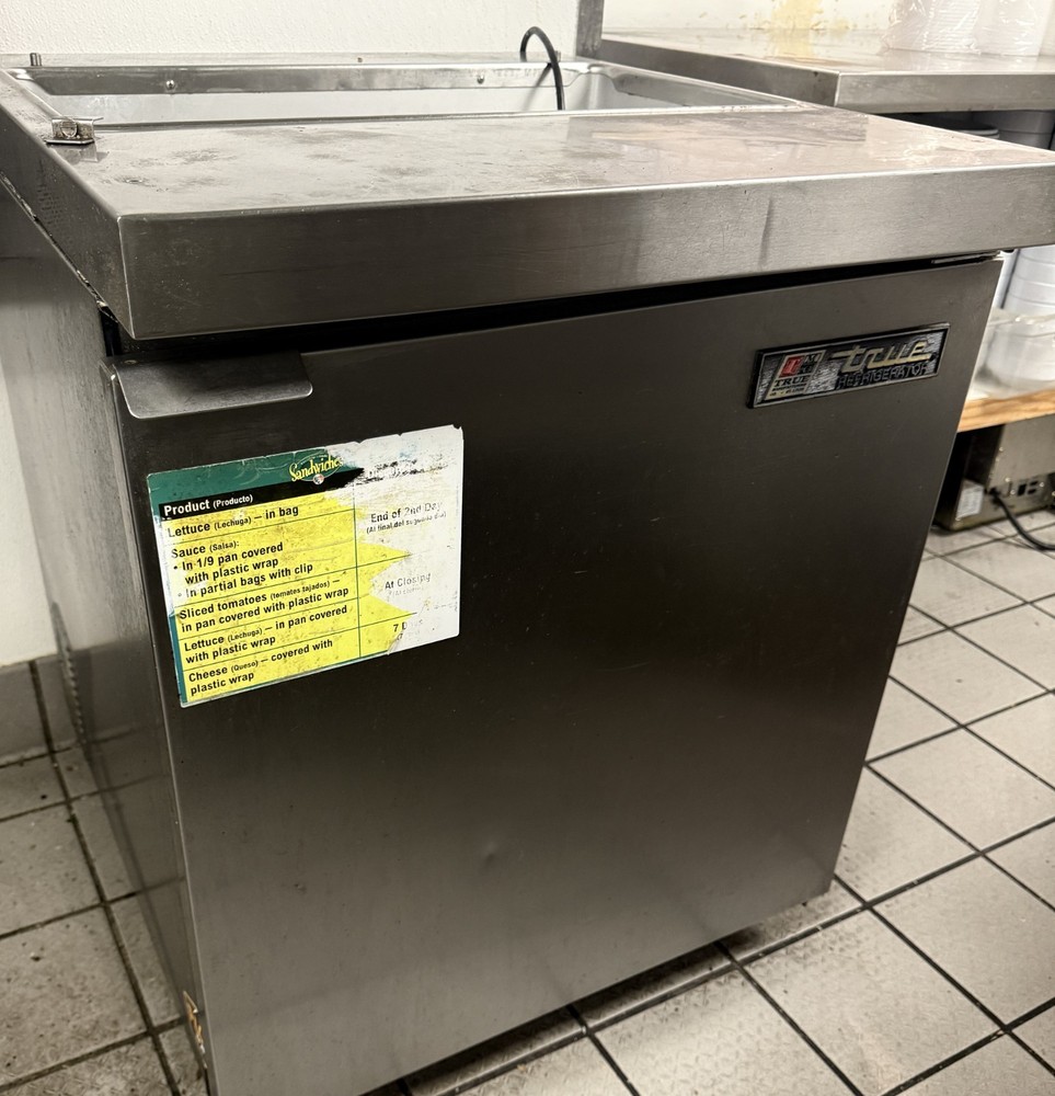 True TSSU-27-08-HC 27″ One Section Sandwich / Salad Prep Table w/ 1 Door, 8 Pans