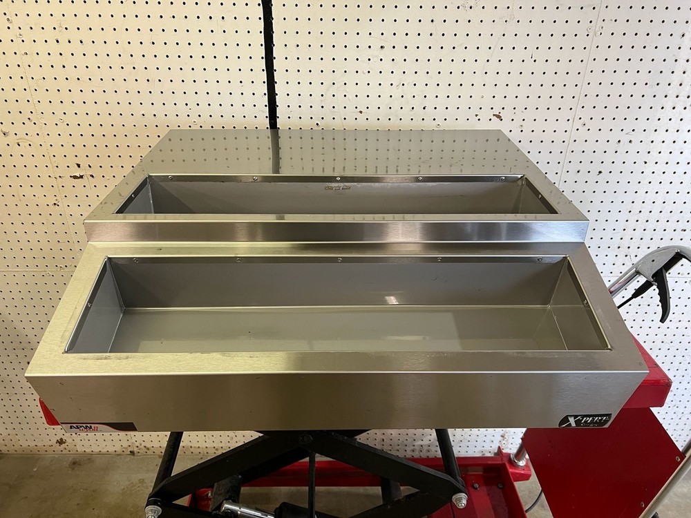 Used 27″ APW Wyott RTR-8 Countertop Refrigerated Prep Rail 8 Pan Capacity 120V