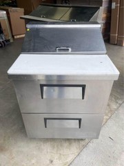 TRUE 27″ Sandwich/Salad Prep Table w/ Refrigerated Base