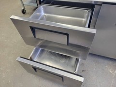 TRUE TPP-67D-2 67″ PIZZA PREP TABLE 2 DRAWERS 1 DOOR 33 – 41°F PAN RAIL TEMPERAT