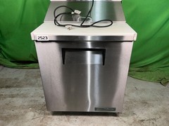 True TSSU-27-08-HC 27″ TSSU Series Sandwich/Salad Prep Table Refrigerated 2523
