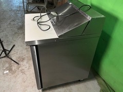 True TSSU-27-08-HC 27″ TSSU Series Sandwich/Salad Prep Table Refrigerated 2523