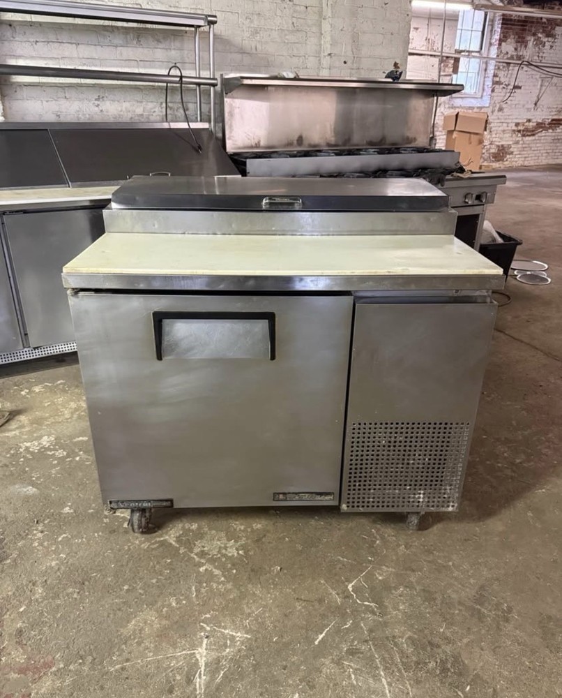 TRUE TPP-44 44” PIZZA PREP TABLE COOLER REFRIGERATOR USED