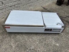VEVOR Refrigerated Condiment Countertop Sandwich Prep Station Table E40TW-G