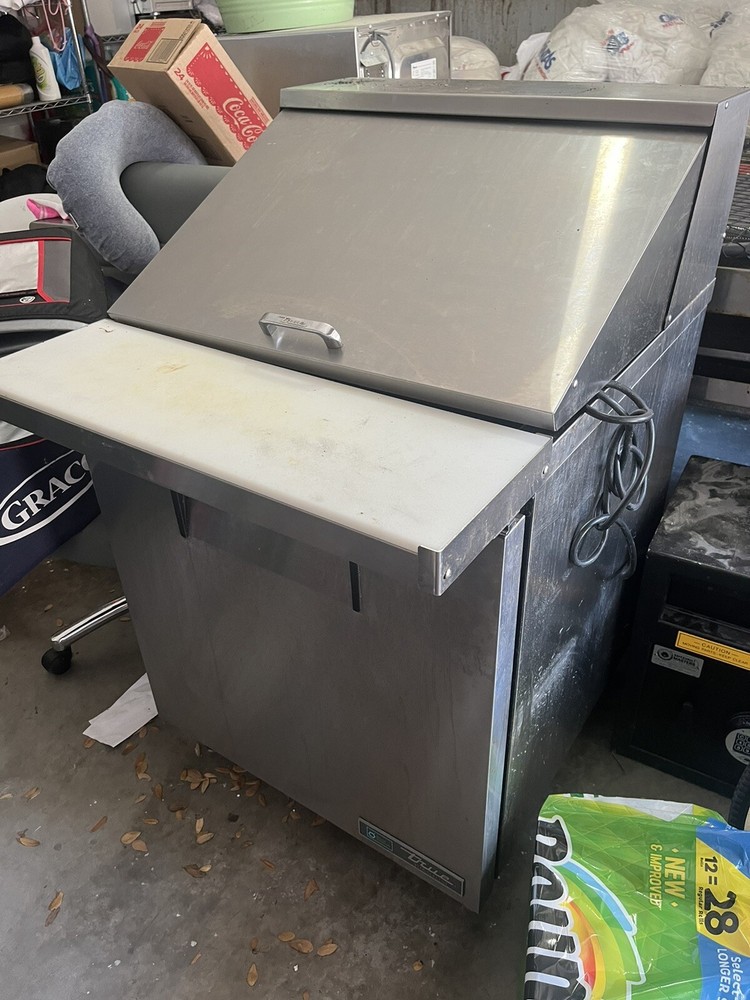 True TSSU-27-08-HC 27″ Sandwich/Salad Prep Table w/ Refrigerated Base, 115v