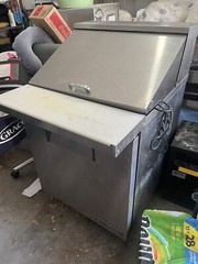 True TSSU-27-08-HC 27″ Sandwich/Salad Prep Table w/ Refrigerated Base, 115v