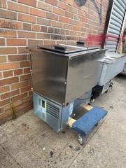 N225P Refrigerated Prep Table, 2-Door Standard Top Cold Well w/ Lid, 95 oz