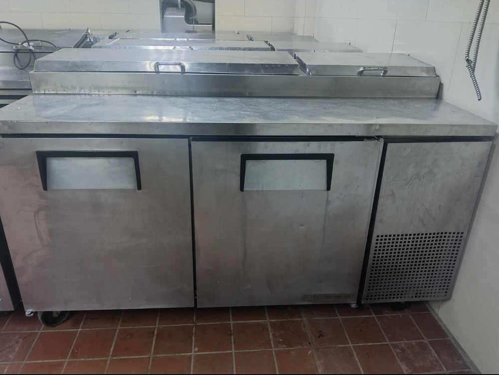 TRUE PIZZA PREP TABLE WITH 2 DOOR COOLER MODEL: TPP-67