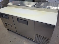 TRUE TPP-67D-2 67″ PIZZA PREP TABLE 2 DRAWERS 1 DOOR 33 – 41°F PAN RAIL TEMPERAT