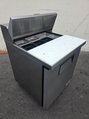 True TSSU-27-08-HC 27″ TSSU Series Sandwich/Salad Prep Table Refrigerated 115V