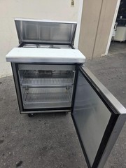 True TSSU-27-08-HC 27″ TSSU Series Sandwich/Salad Prep Table Refrigerated 115V