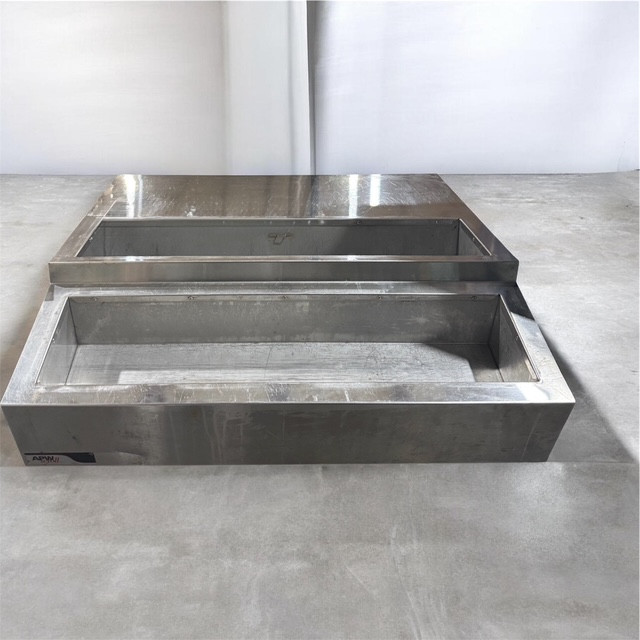Used 27″ APW Wyott RTR-8 Countertop Refrigerated Prep Rail 8 Pan Capacity 120V
