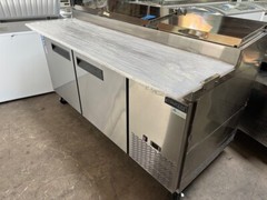 NEW 2 Door 70″ Refrigerated Pizza Prep Table Cooler 120V NSF Dukers DPP70 #2195