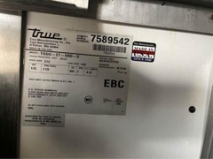TRUE 27″ Sandwich/Salad Prep Table w/ Refrigerated Base