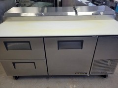 TRUE TPP-67D-2 67″ PIZZA PREP TABLE 2 DRAWERS 1 DOOR 33 – 41°F PAN RAIL TEMPERAT