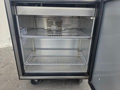 True TSSU-27-08-HC 27″ TSSU Series Sandwich/Salad Prep Table Refrigerated 115V