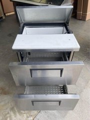 TRUE 27″ Sandwich/Salad Prep Table w/ Refrigerated Base