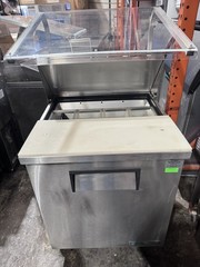 2019 True TSSU-27-08-HC 27″ 8-Pan One Door Sandwich/Salad Unit with Sneeze Guard
