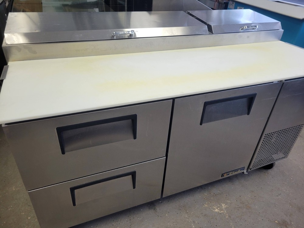 TRUE TPP-67D-2 67″ PIZZA PREP TABLE 2 DRAWERS 1 DOOR 33 – 41°F PAN RAIL TEMPERAT