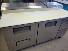 TRUE TPP-67D-2 67″ PIZZA PREP TABLE 2 DRAWERS 1 DOOR 33 – 41°F PAN RAIL TEMPERAT
