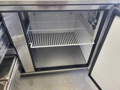 TRUE TPP-67D-2 67″ PIZZA PREP TABLE 2 DRAWERS 1 DOOR 33 – 41°F PAN RAIL TEMPERAT