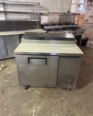 TRUE TPP-44 44” PIZZA PREP TABLE COOLER REFRIGERATOR USED