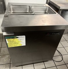True TSSU-27-08-HC 27″ One Section Sandwich / Salad Prep Table w/ 1 Door, 8 Pans